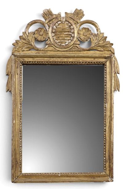 Charmant MIROIR à fronton en bois doré, le...