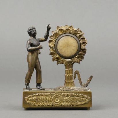 MONTRE DE TABLE en bronze doré figurant un...