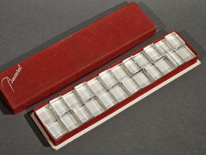 BACCARAT. Douze PORTE-COUTEAUX en cristal...
