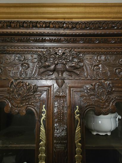 Vaisselier en bois naturel et laiton à décor...