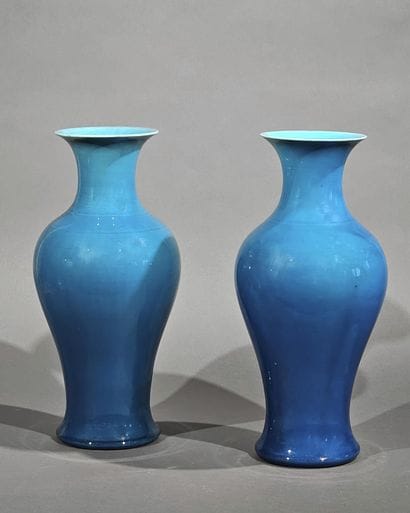 CHINE. Paire d'importants VASES balustres...