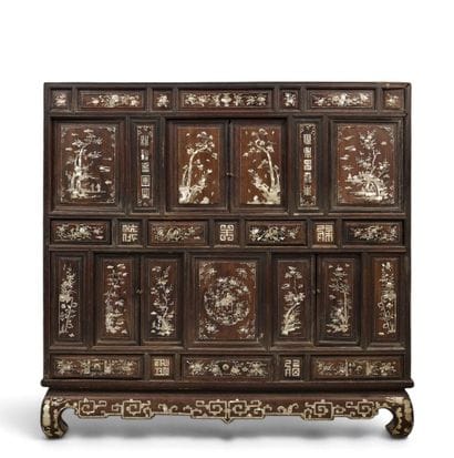 VIETNAM Cabinet en bois incrusté de nacre...