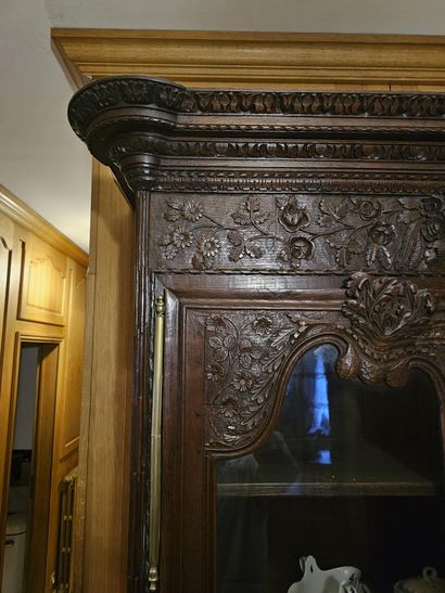 Vaisselier en bois naturel et laiton à décor...
