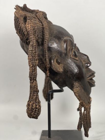 CAMEROON - BAMILEKE people 

Superb mask...