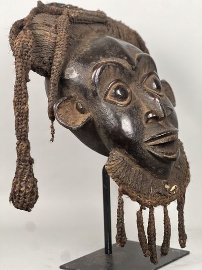 CAMEROON - BAMILEKE people 

Superb mask...