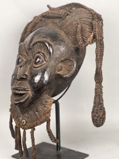 CAMEROON - BAMILEKE people 

Superb mask...