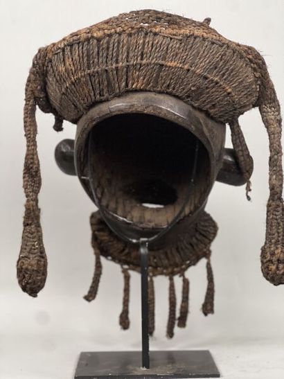 CAMEROON - BAMILEKE people 

Superb mask...