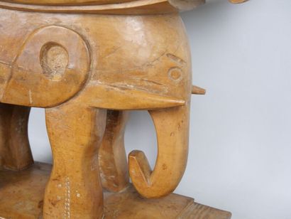 COTE D 'IVOIRE - ASHANTI people

Curved seat...