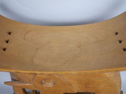 COTE D 'IVOIRE - ASHANTI people

Curved seat...