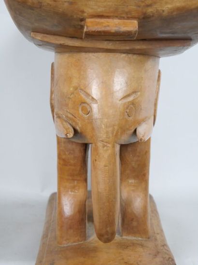 COTE D 'IVOIRE - ASHANTI people

Curved seat...