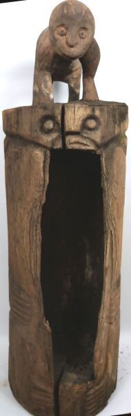 CAMEROON - BAMILEKE people

Drum with anthropomorphic...