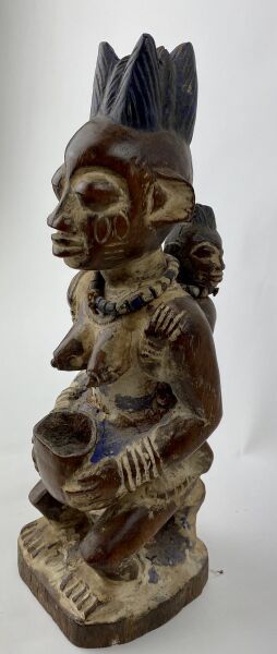 NIGERIA - YORUBA People

Female statuette...