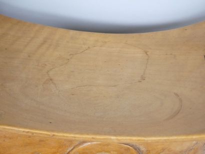 COTE D 'IVOIRE - ASHANTI people

Curved seat...