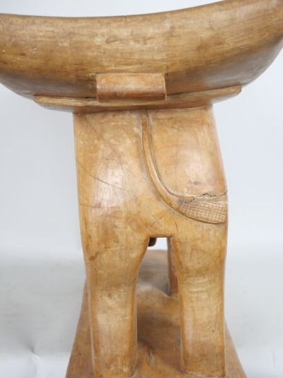 COTE D 'IVOIRE - ASHANTI people

Curved seat...