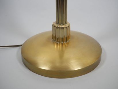 Lampe à poser en laiton doré, le fût en forme...