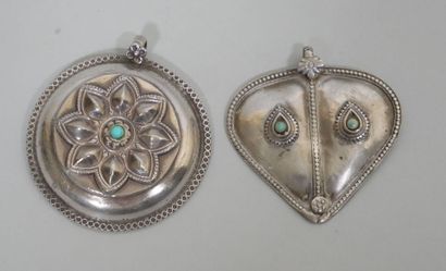 TIBET ou NEPAL
Ensemble de bijoux en divers...