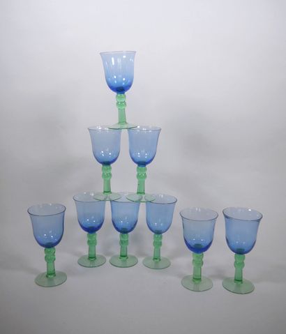 Suite de neuf verres bicolores en verre,...