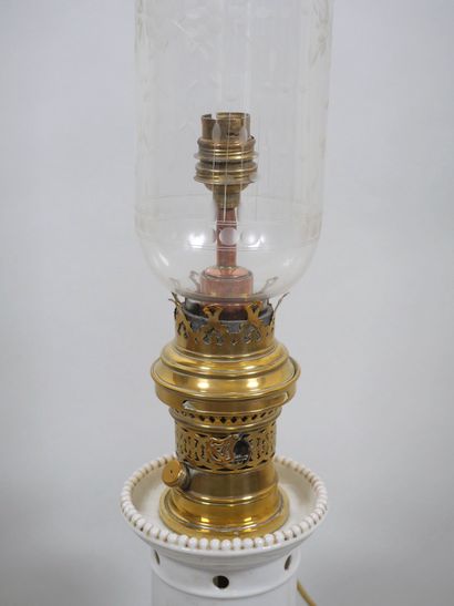 Lampe à pétrole, le fût en porcelaine blanche...