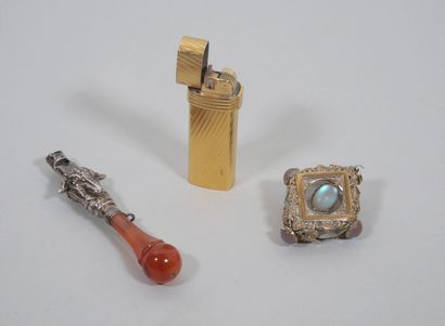 Ensemble comprenant : 
- Un fume cigarettes,...