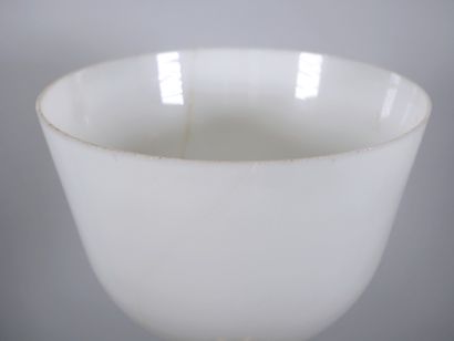 Lampe à poser en laiton doré, le fût en forme...