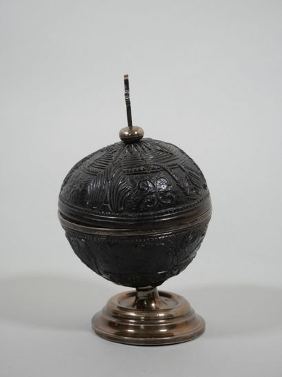 Coupe couverte sur piédouche en forme de...