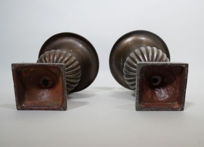 Suite de deux vases Médicis en fonte, la...
