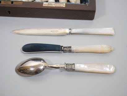 Partie de ménagère dépareillée, manches en...