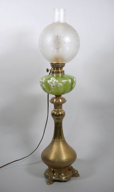 Lampe à pétrole, le fût en laiton doré en...