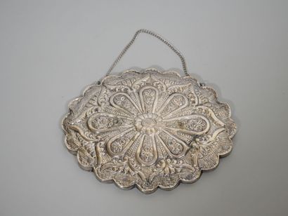 INDE
Petit miroir de forme ovale à contours...
