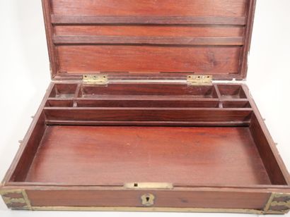 Grand coffret en acajou ou palissandre, la...