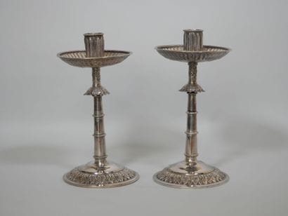 Paire de flambeaux en argent, la base à décor...