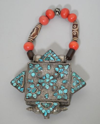 TIBET ou NEPAL
Ensemble de bijoux en divers...
