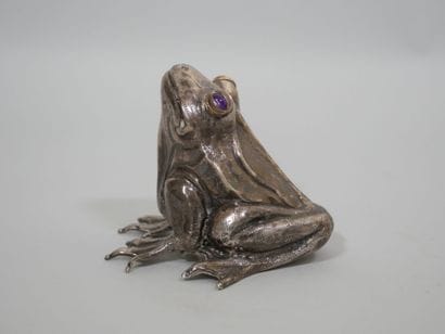 Sujet en métal argenté figurant une grenouille...