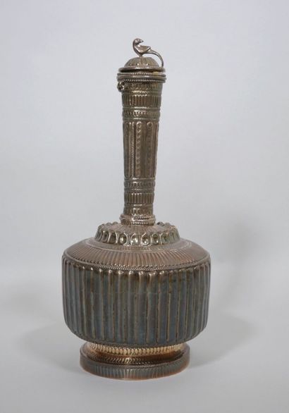 INDE
Vase de forme bouteille en argent à...
