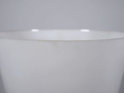 Lampe à poser en laiton doré, le fût en forme...