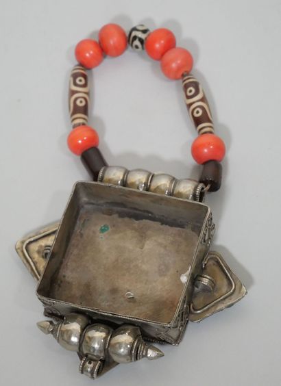 TIBET ou NEPAL
Ensemble de bijoux en divers...