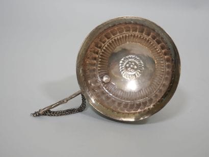 INDE
Tasse sur piédouche en argent, la panse...