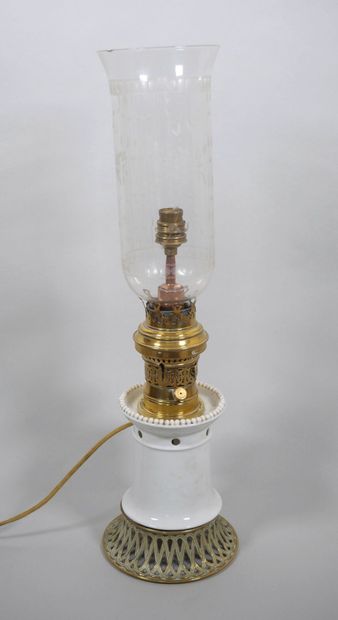 Lampe à pétrole, le fût en porcelaine blanche...