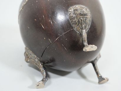 Coupe tripode forme d'une demi noix de coco,...