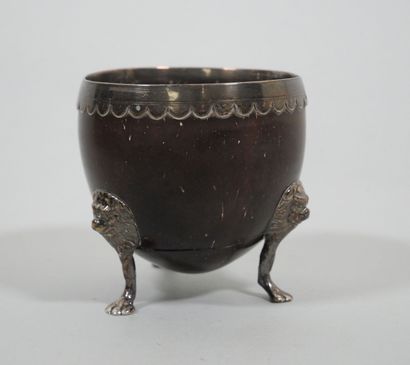 Coupe tripode forme d'une demi noix de coco,...