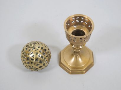 Petit brûle-parfum en bronze doré composé...