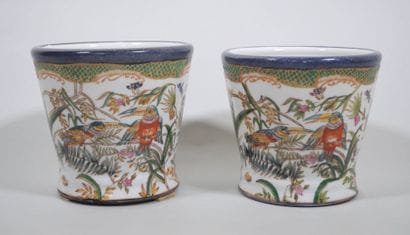 ASIATIDES
Paire de cache-pot de forme tronconique...