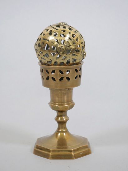 Petit brûle-parfum en bronze doré composé...