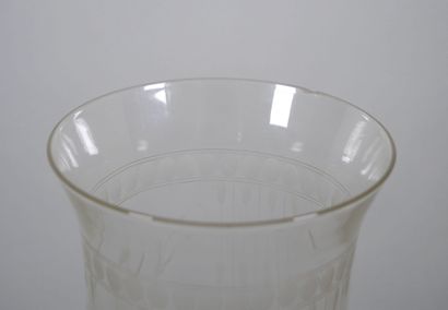 Lampe à pétrole, le fût en porcelaine blanche...
