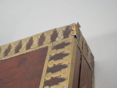 Grand coffret en acajou ou palissandre, la...