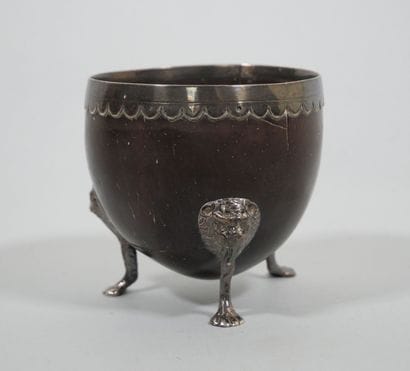 Coupe tripode forme d'une demi noix de coco,...