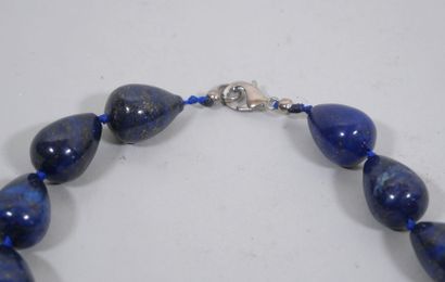 Collier en perles de lapis-lazuli taille...