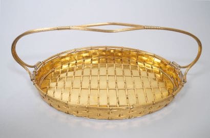 Présentoir en métal doré en forme de panier...