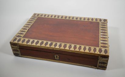 Grand coffret en acajou ou palissandre, la...
