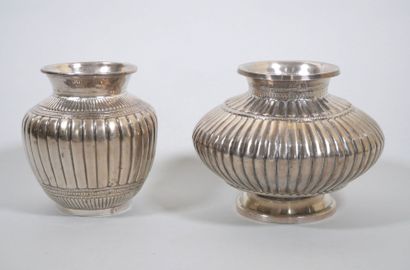 Ensemble comprenant deux vases de formes...